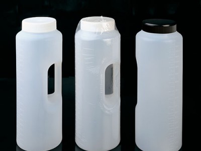 Циліндричний контейнер, градуйований до 2 літрів, з ручкою